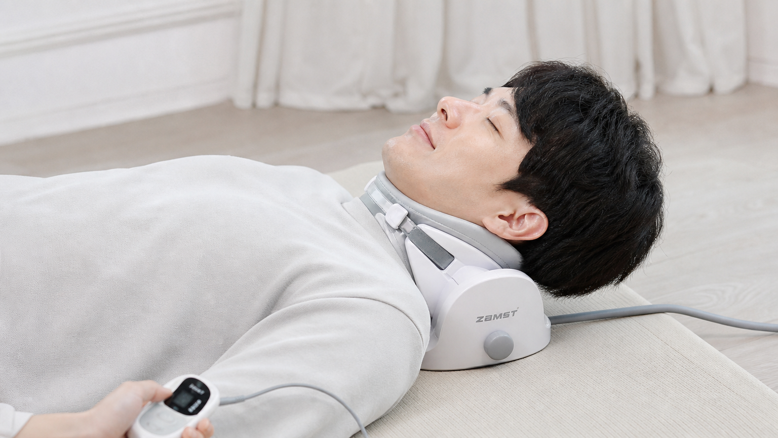 집에서 목견인기를 사용하여 편안하게 누워 있는 사람의 모습