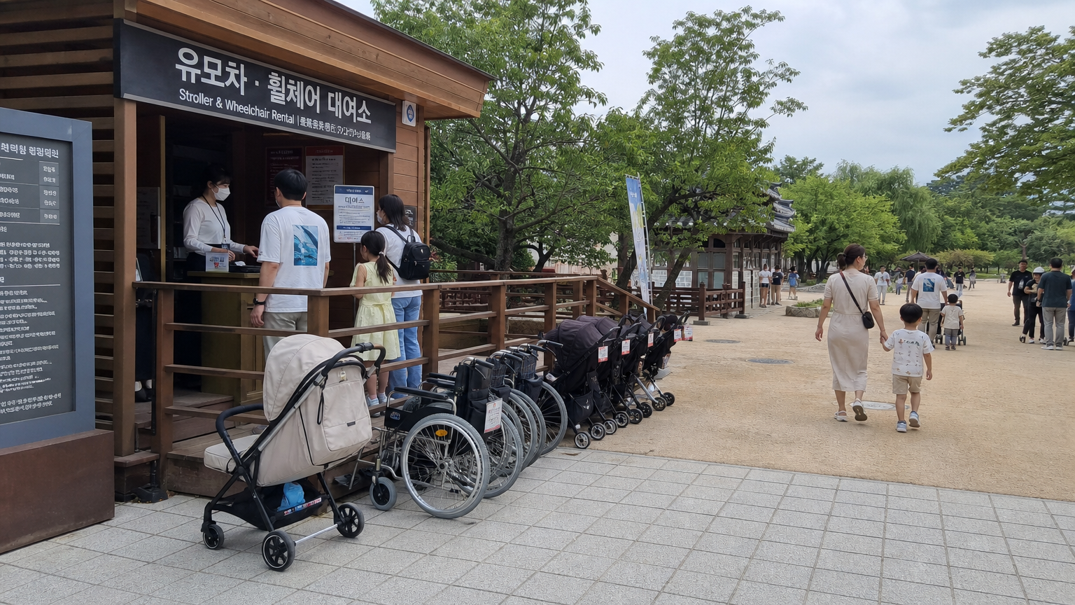 동궁 입구에서 유모차와 휠체어 대여를 준비하는 가족들의 모습