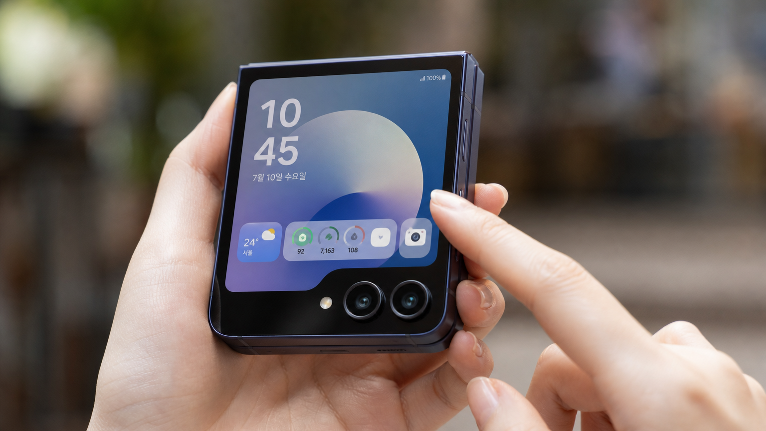 폴더블폰의 커버 화면을 조작하는 한국인의 손, AMOLED 컬러와 스마트 UI 기능 강조