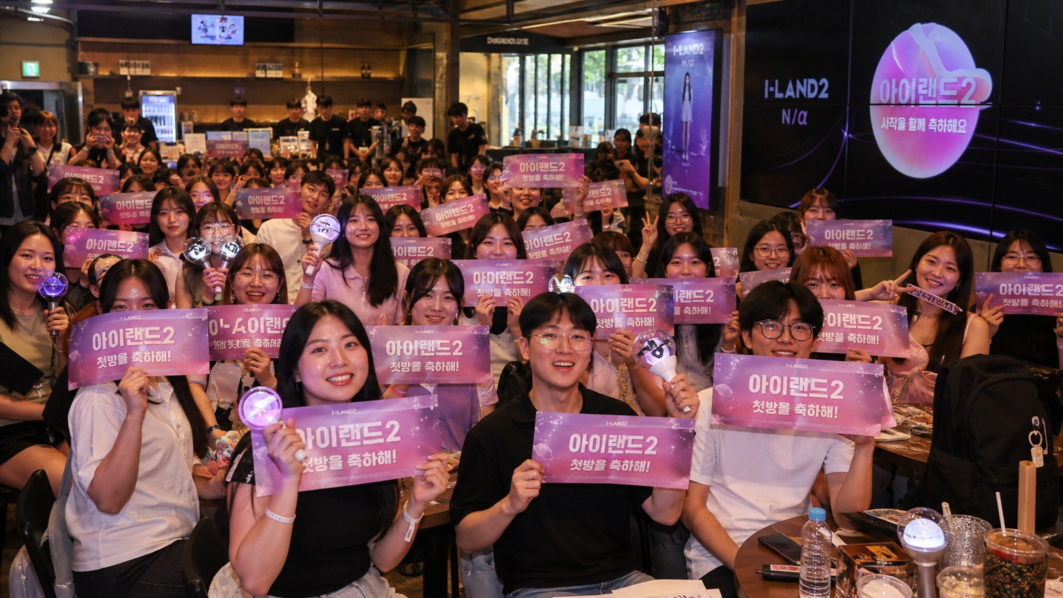 새 시즌 개막을 축하하며 모인 열성적인 팬들
