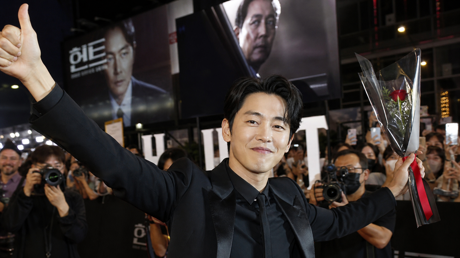활기찬 영화 시사회에서 팬들과 언론에 둘러싸여 축하받는 모습