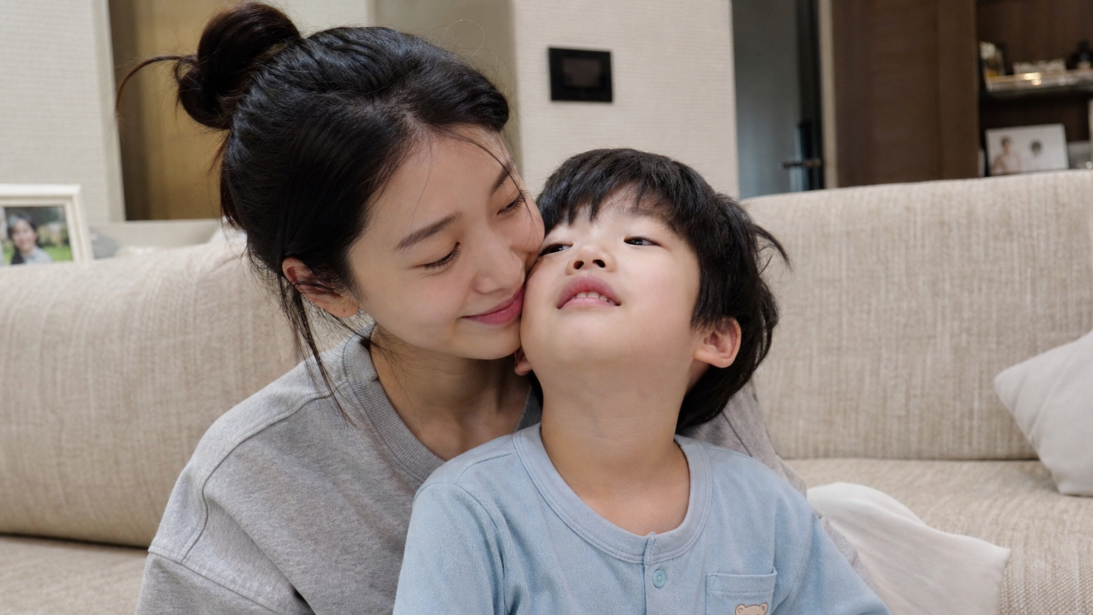 집에서 아들 민이와 함께 따뜻한 순간을 보내는 모습