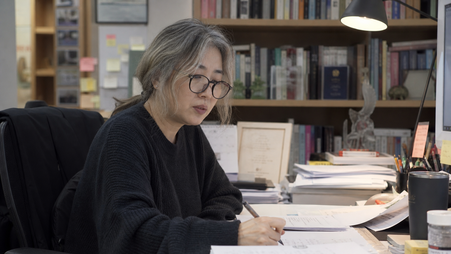 김은숙 작가님이 각본 작업 중인 창의적이고 영감 넘치는 작업 공간 모습