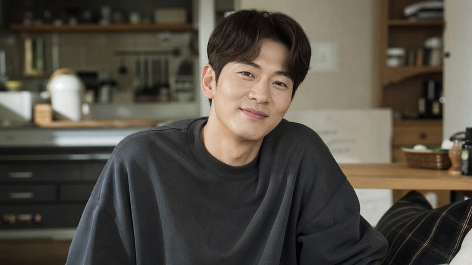 배우가 편안한 가정 환경에서 여유롭게 생활하는 모습