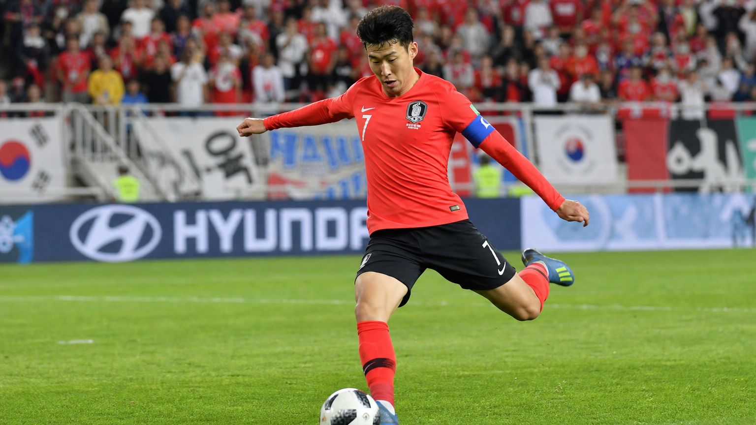 경기 중 민첩성과 정확성을 보여주는 한국 운동선수의 역동적인 모습