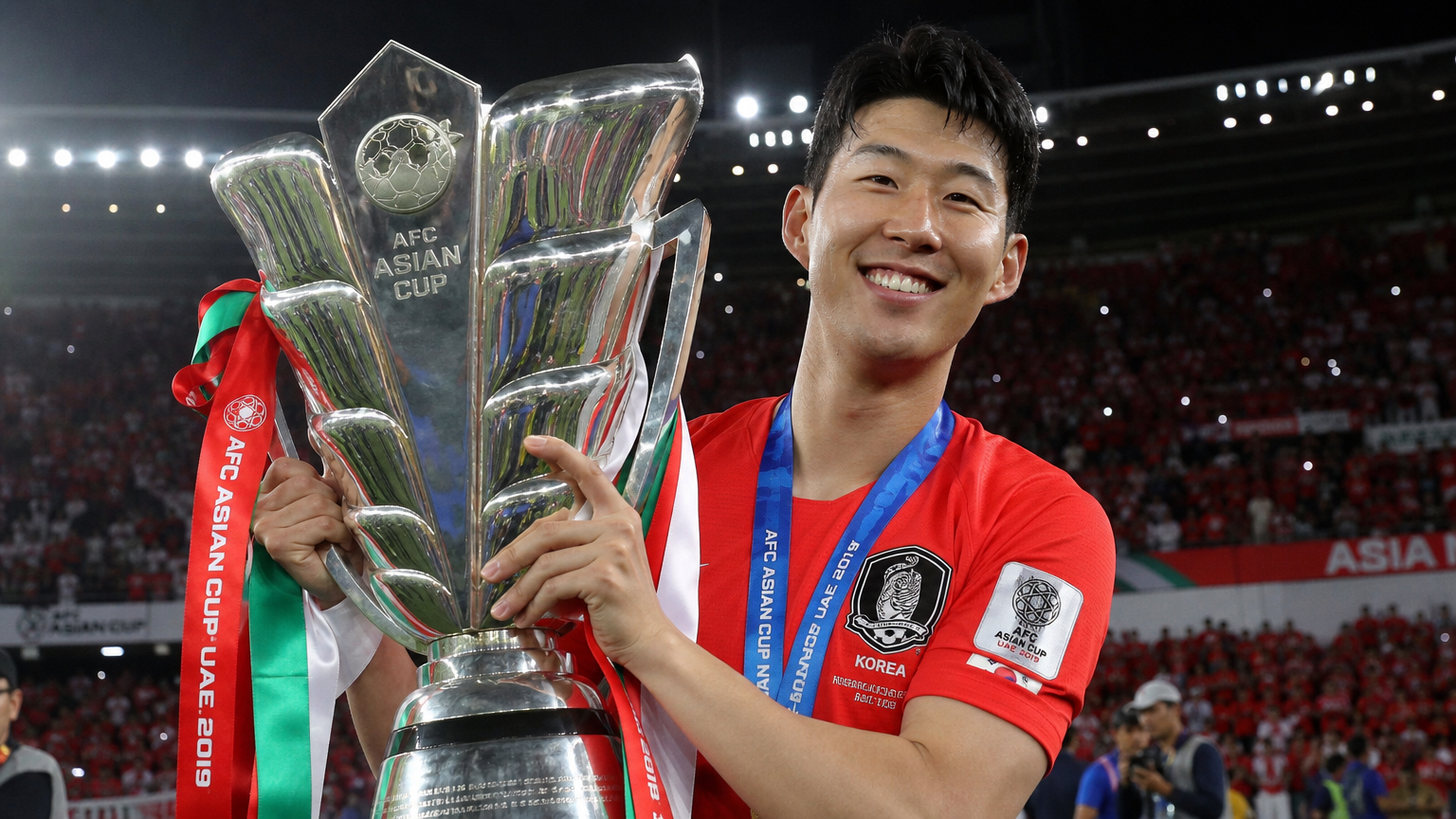 트로피를 들고 있는 승리한 한국 축구 선수와 환호하는 관중들