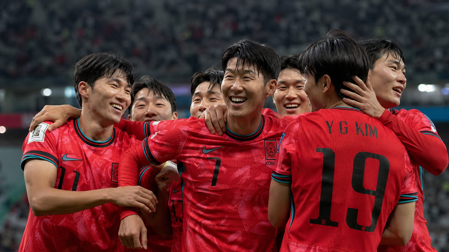 월드컵 예선 승리 후 필드에서 기뻐하는 한국 축구 선수들