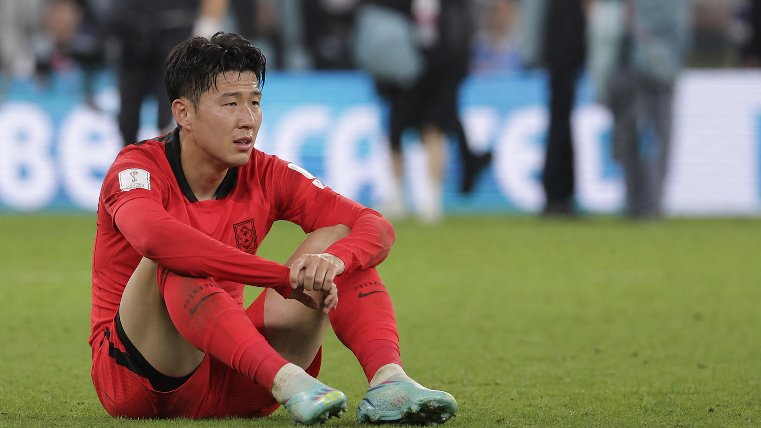 조별리그 경기 후 실망감에 잠긴 한국 축구 선수