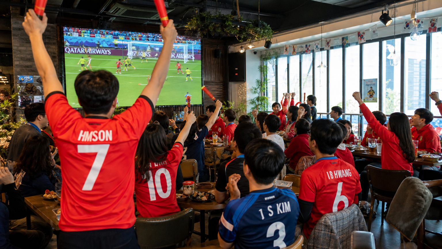 카페에서 월드컵 경기를 시청하며 열광하는 축구 팬들