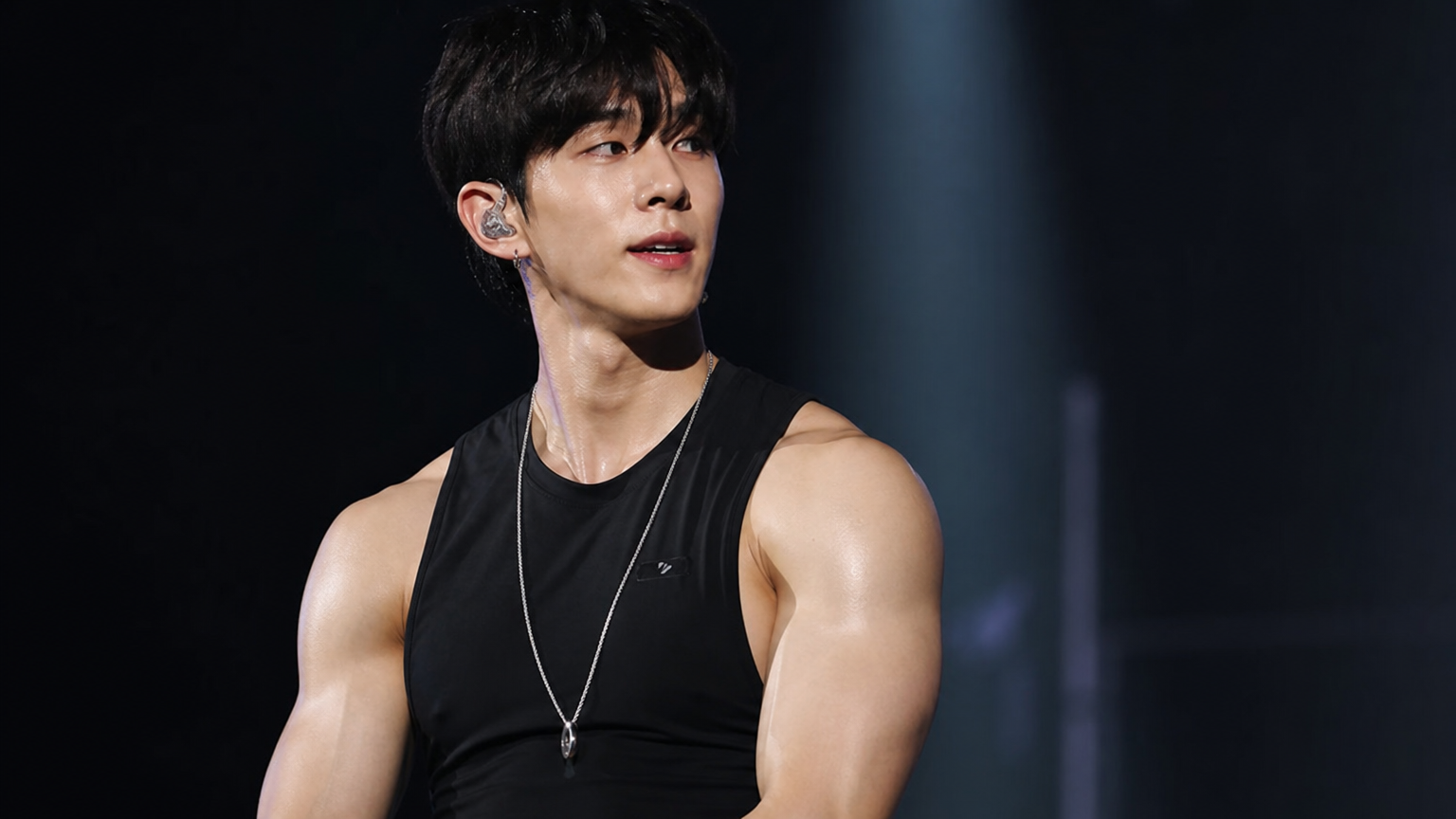 조명이 비추는 무대 위에서 근육질 몸매를 드러낸 한국 퍼포머