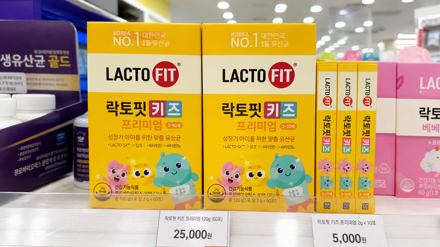 밝고 활기찬 매장 환경에서 진열된 락토핏 키즈 제품