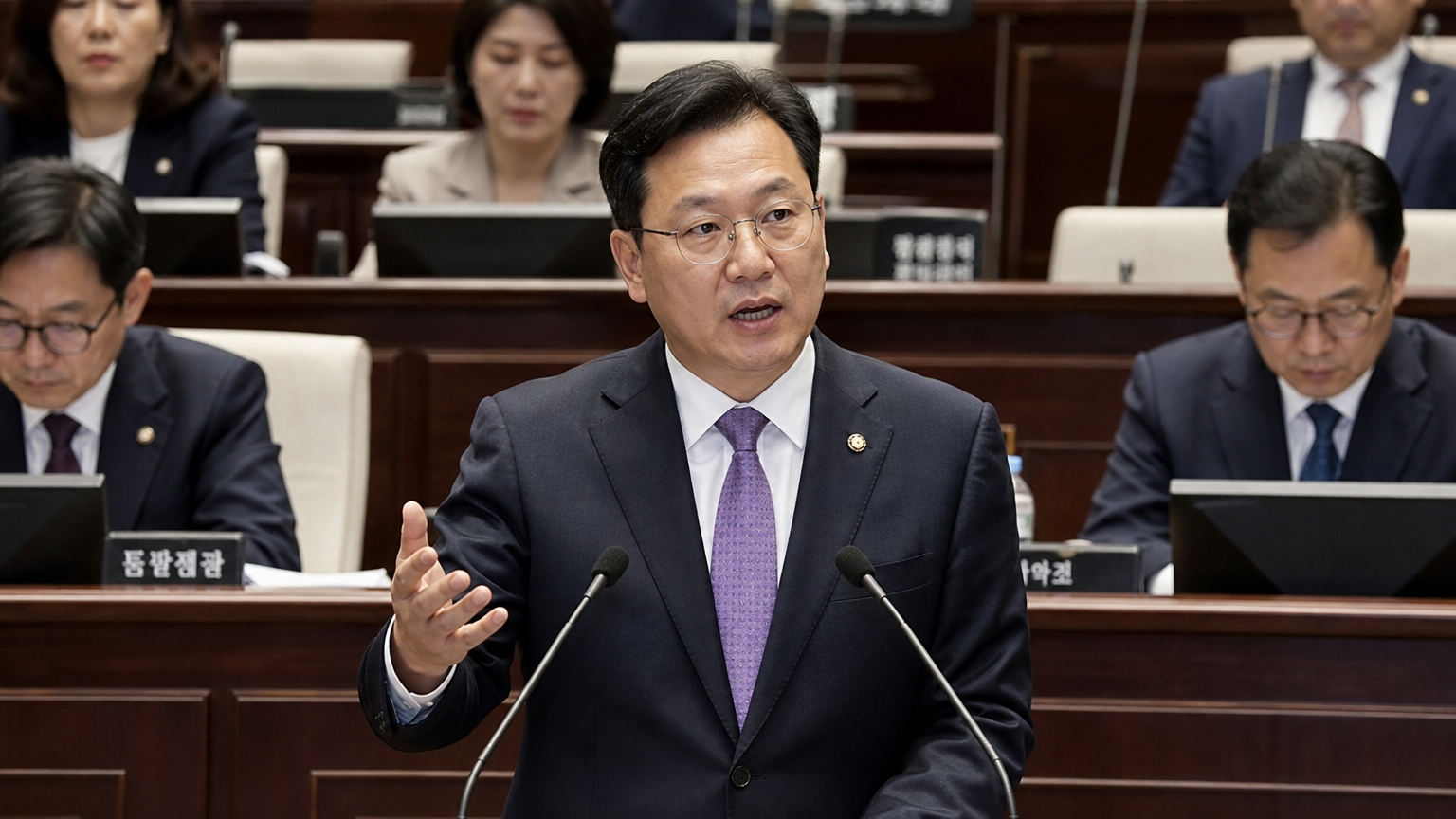현대적인 의사당에서 문화 정책을 논의하는 한국 정치인의 모습