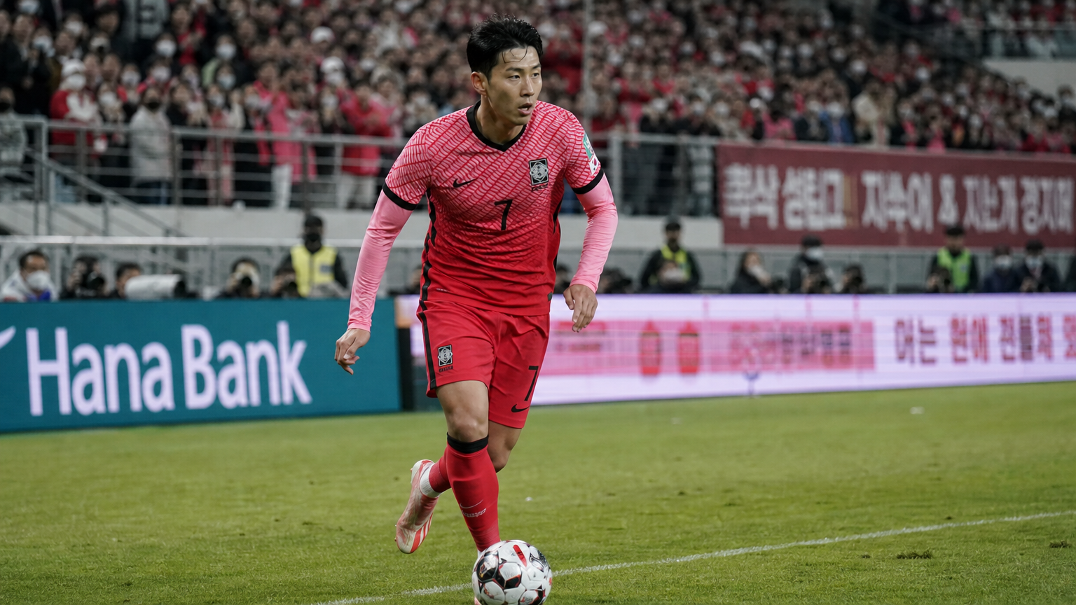 젊은 축구 선수가 경기장에서 드리블을 하는 모습