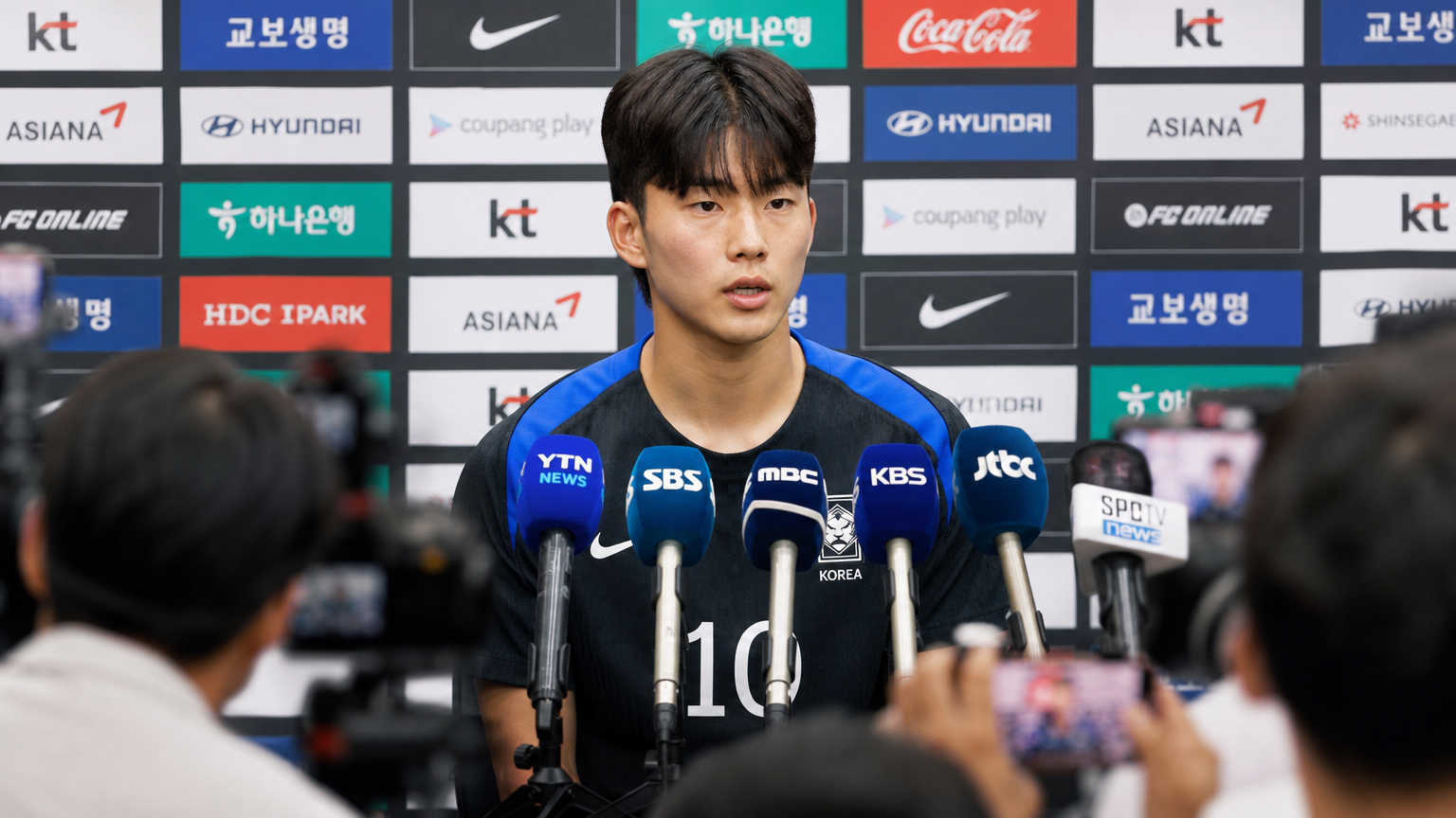 등번호 10번 유니폼을 입고 있는 젊은 축구 유망주
