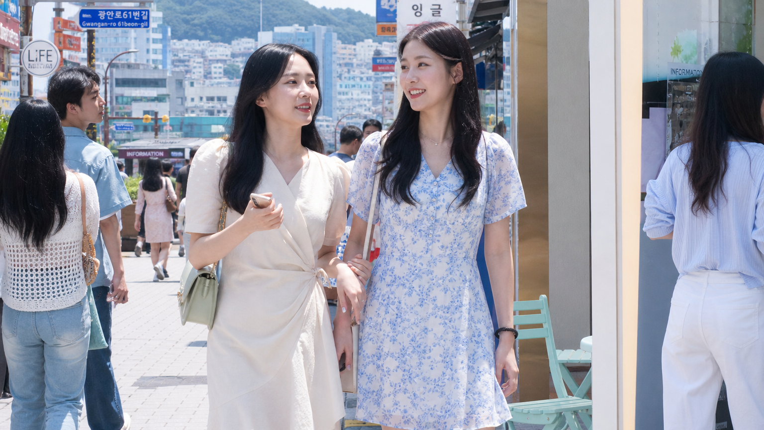 부산 거리에서 젊은 사람들이 입고 있는 시원하고 가벼운 여름 패션