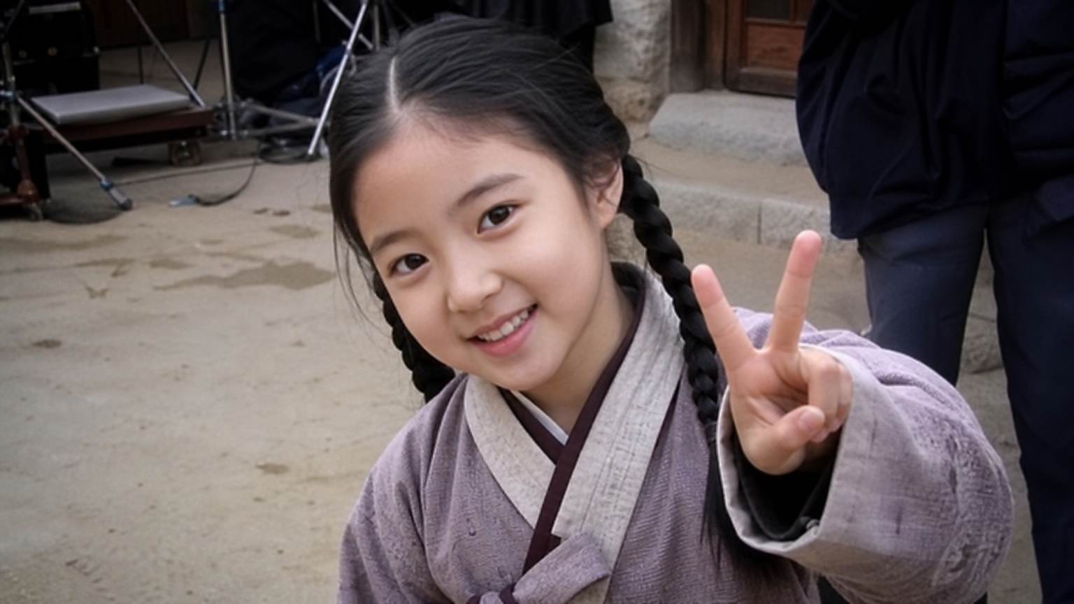 90년대 드라마 세트장에서 미소를 짓고 있는 어린 시절의 이세영