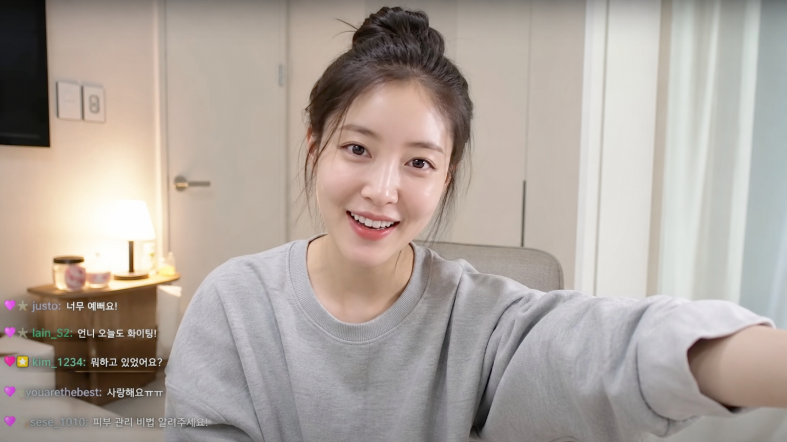집에서 캐주얼한 브이로그를 찍으며 팬들과 소통하는 모습의 이세영
