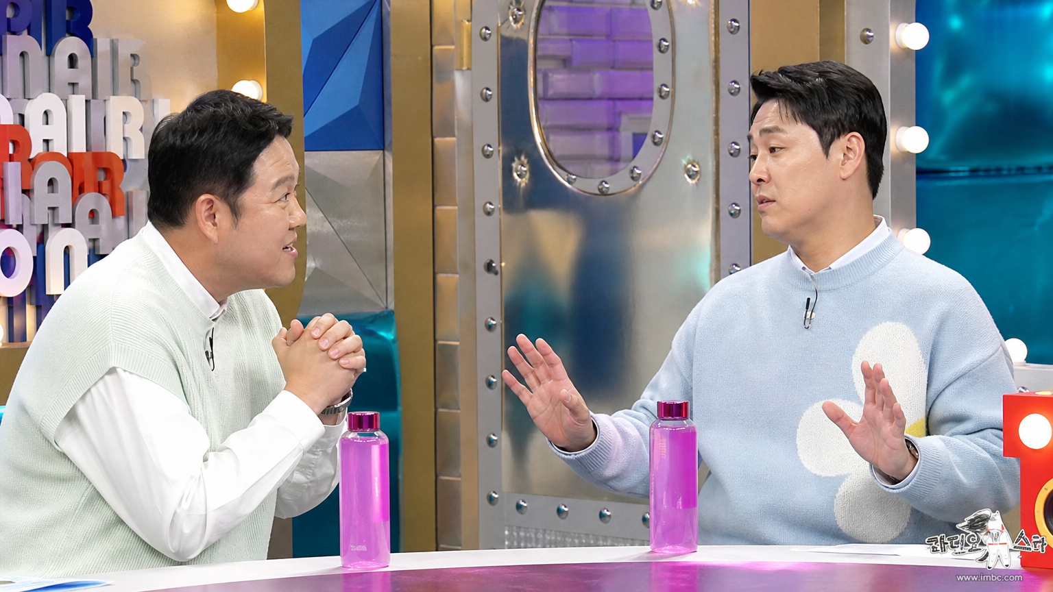 TV 스튜디오에서 한 사람이 정중히 거절하는 대화 장면