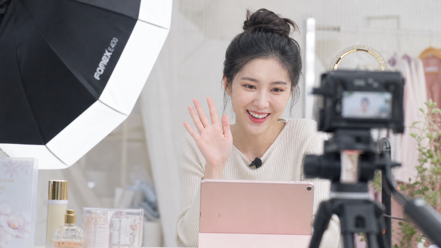 팬들과 소셜 미디어로 소통하는 모습과 콘텐츠 제작 현장